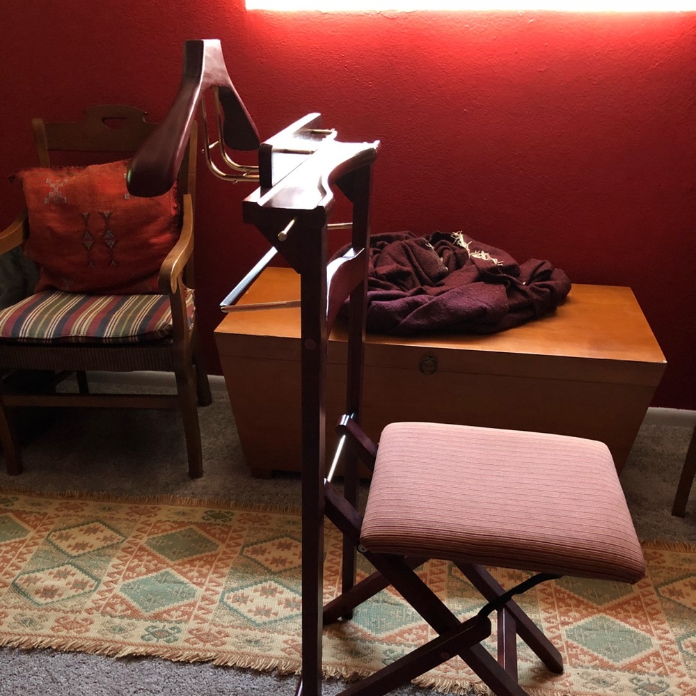 Theatre vanity night out prep chair